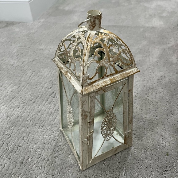 White and gold antique decorative lanterns. - Picture 1 of 2